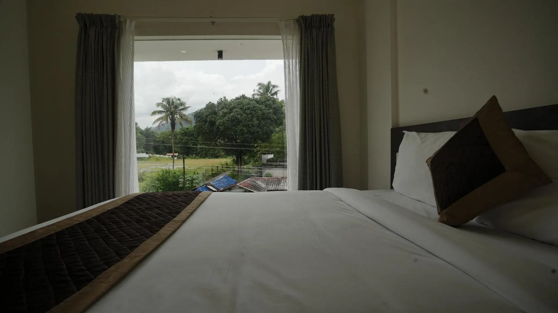 Sreeja Myst Hotel Athirappilly