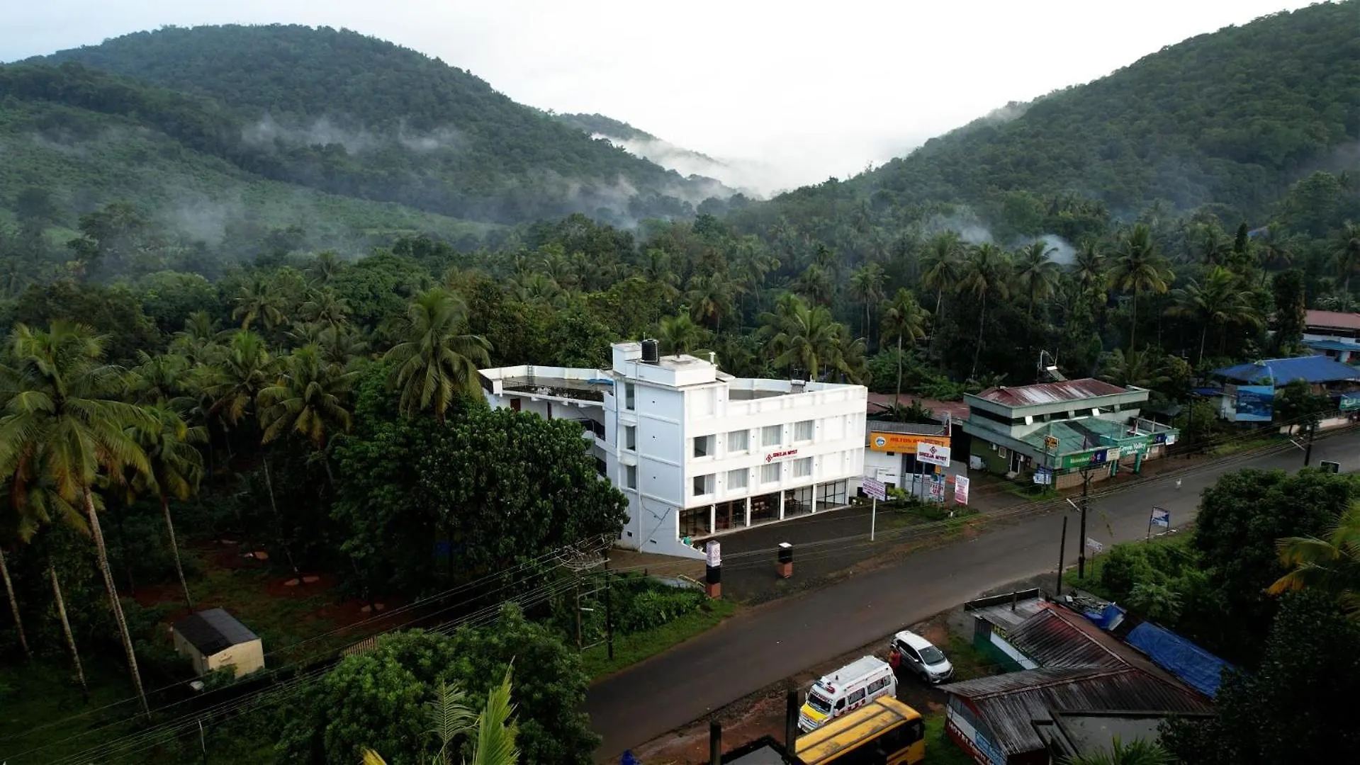 Sreeja Myst Hotel Athirappilly